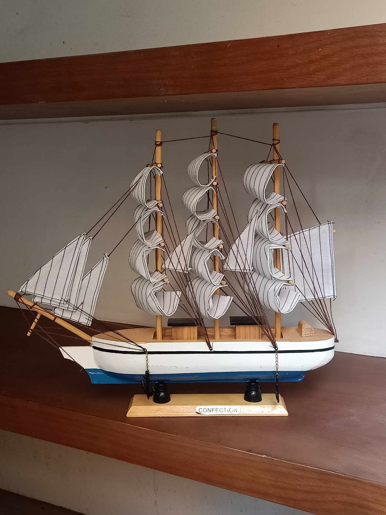 Handgefertigtes Holzschiff