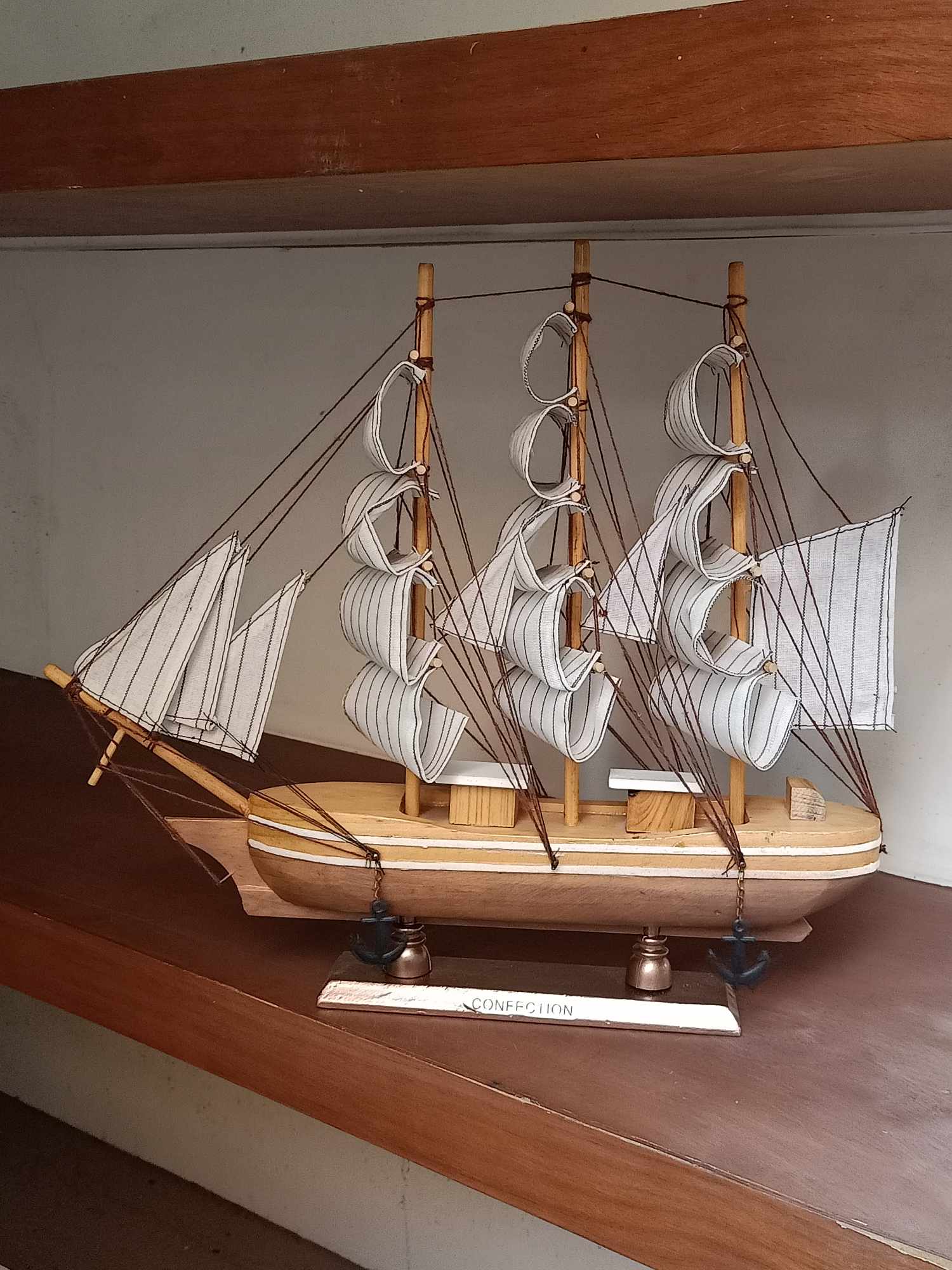 Handgefertigtes Holzschiff